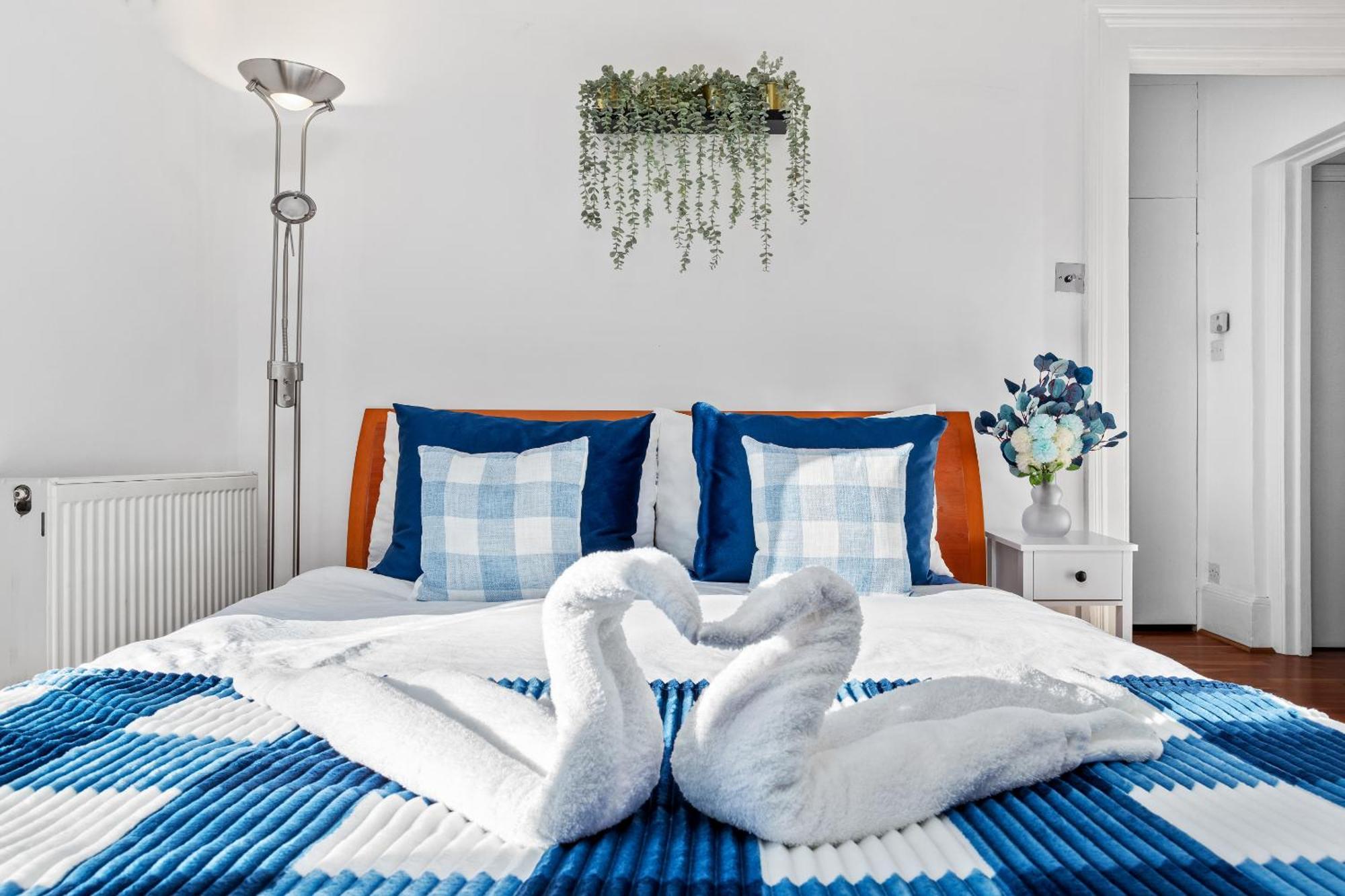 Balcony Blue Theme 1 Bedroom Central London Luxury Flat Near Hyde Park! Accommodates Up To 6! Double Sofa Bed And Next To Station! Exteriör bild