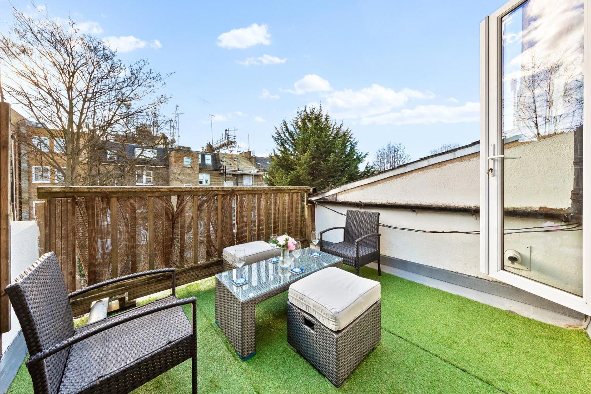 Balcony Blue Theme 1 Bedroom Central London Luxury Flat Near Hyde Park! Accommodates Up To 6! Double Sofa Bed And Next To Station! Exteriör bild