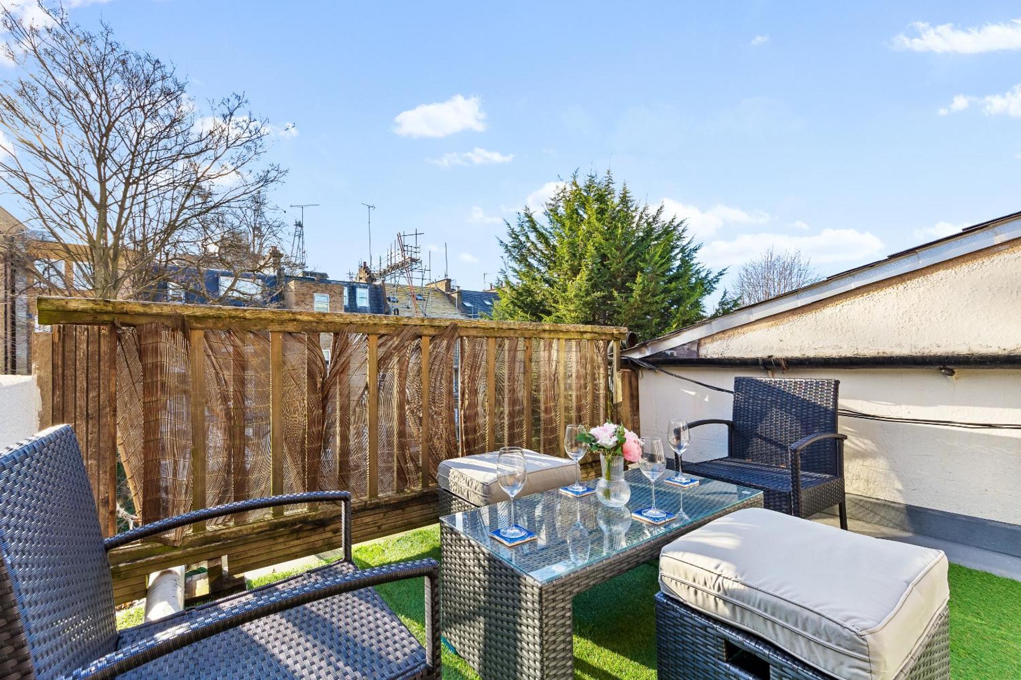 Balcony Blue Theme 1 Bedroom Central London Luxury Flat Near Hyde Park! Accommodates Up To 6! Double Sofa Bed And Next To Station! Exteriör bild