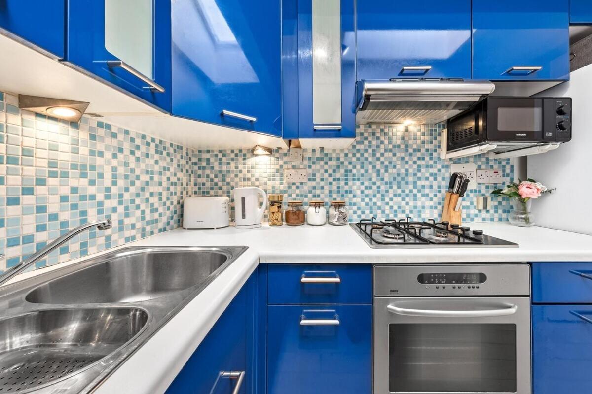 Balcony Blue Theme 1 Bedroom Central London Luxury Flat Near Hyde Park! Accommodates Up To 6! Double Sofa Bed And Next To Station! Exteriör bild